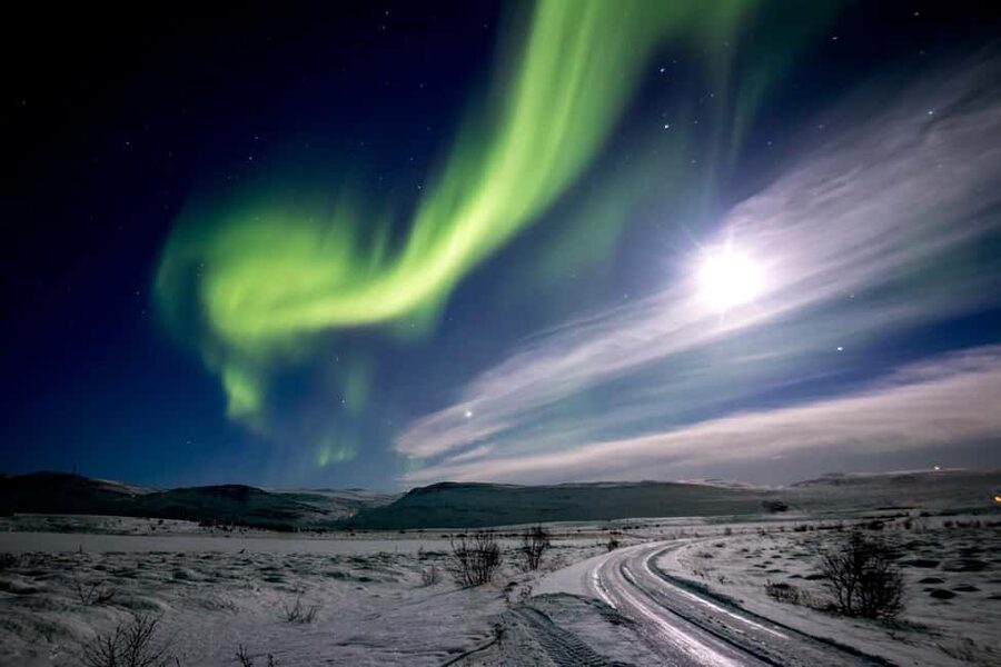 Akureyri: Northern Lights Tour - Why a Northern Lights hunt from Akureyri starts with darkness