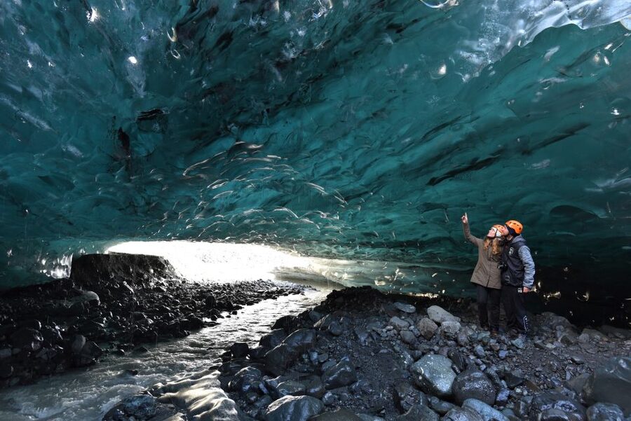From Jökulsárlón: Crystal Blue Ice Cave Super Jeep Tour - Group size, crowds, and how to enjoy a busy glacier area