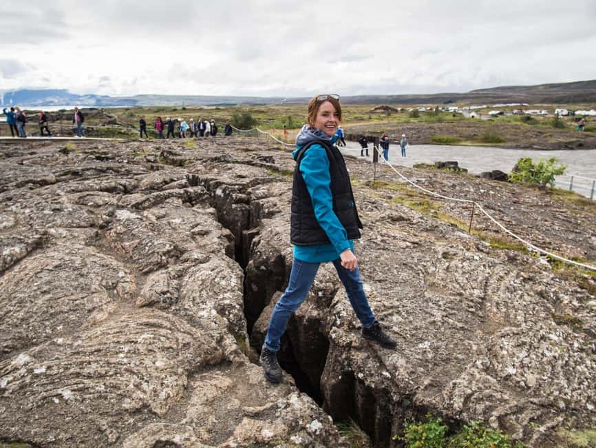 From Reykjavik: 3-Day Northern Lights Hunt & Glacier Lagoon - Your Vík base: private bathroom, breakfast, and getting ready for cold mornings