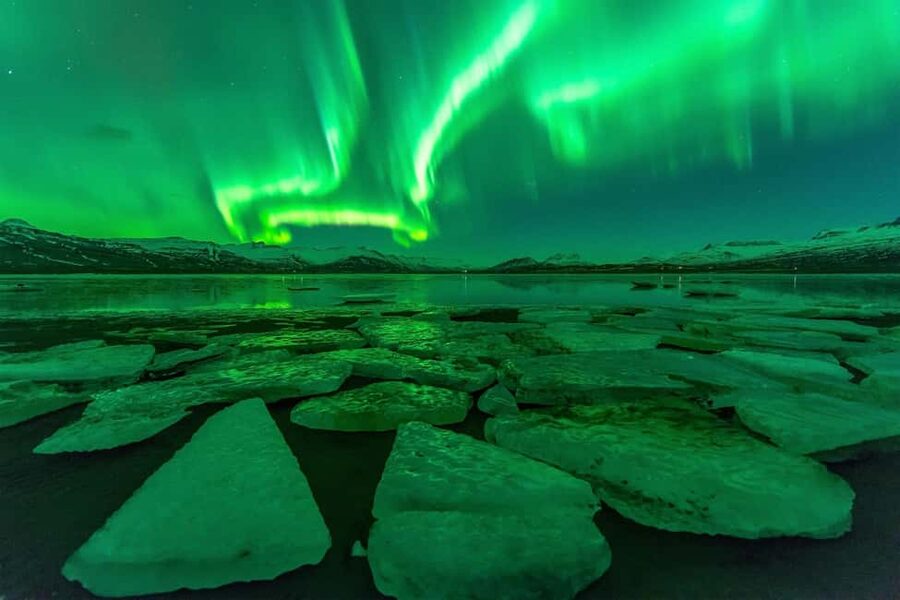 From Reykjavík: 5-Day Northern Lights Hunt & Glacier Lagoon - Golden Circle day with Þingvellir, Geysir eruptions, Gullfoss, and Friðheimar