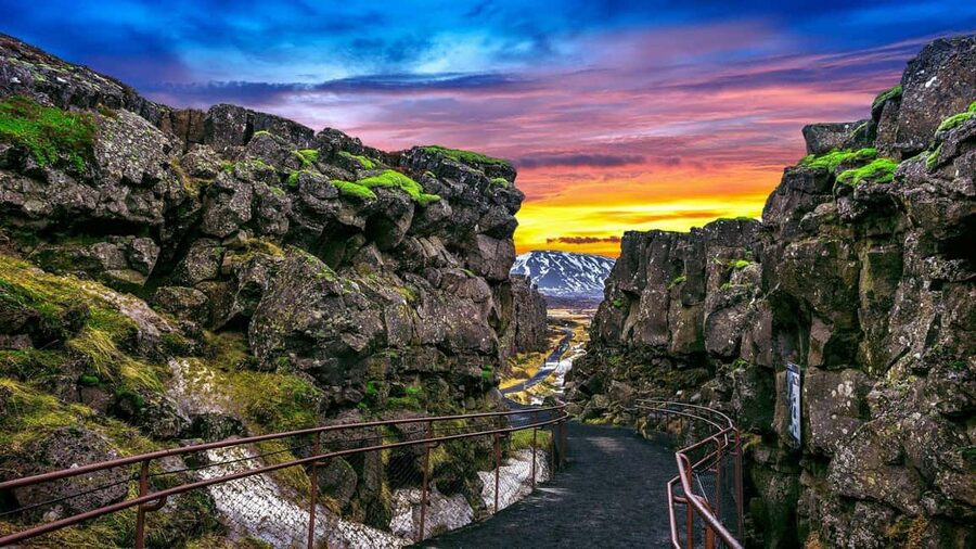 From Reykjavík: 5-Day Northern Lights Hunt & Glacier Lagoon - Glaciers and black sand on Day 3: Jökulsárlón, Diamond Beach, and Vatnajökull