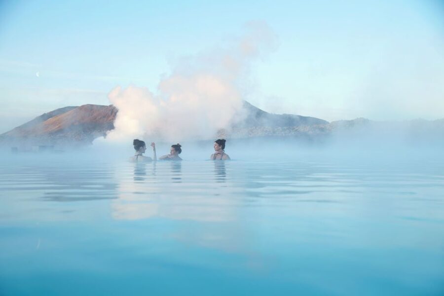 From Reykjavik: Blue Lagoon and Northern Lights Tour - How to be ready in the cold, and how photos usually work