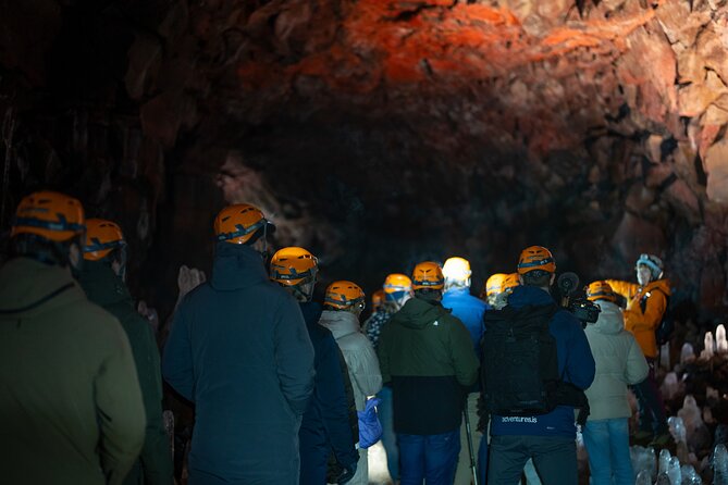 From Reykjavík: Evening Lava Tunnel Tour and Northern Lights Tour - Staying warm, staying connected, and staying comfortable in a night bus