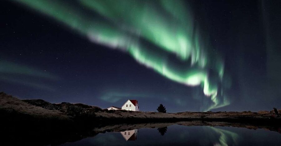 From Reykjavik: Northern Lights Tour with Hot Cocoa & Photos - Staying warm without turning the night into a food break