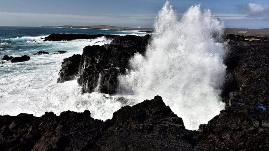 From Reykjavik: Reykjanes Geopark Tour & Airport Transfer - Guides make it: how this tour earns its high rating