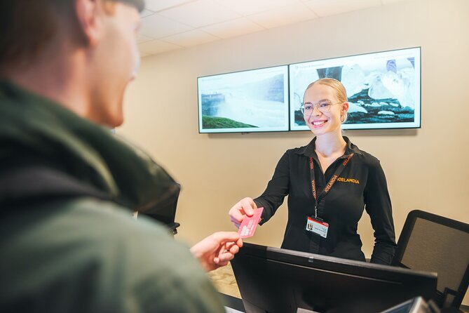 Iceland Airport Transfer from Reykjavík Hotels to KEF Airport - What You Pay and Why It’s Often Worth It