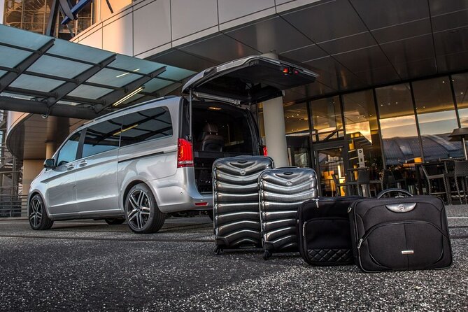 Keflavik Airport Transfer to /or From Reykjavik, Iceland - Wi-Fi and Music Choice, So You Stay Present and Productive