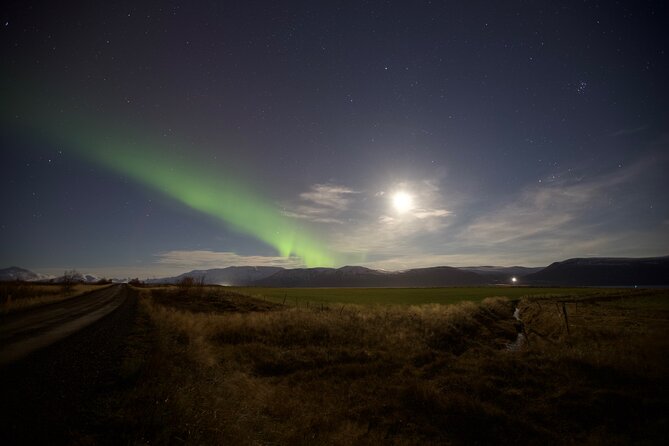 Northern Lights Classic MiniBus Tour from Akureyri - Hot Chocolate and Cookies: Small Comforts That Matter at 9:30 pm