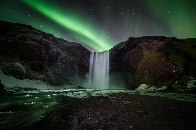 Northern Lights Small Group Tour from Reykjavik with Free Photos - Snacks, Hot Chocolate, and Staying Comfortable While You Wait