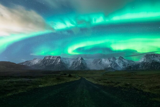 Northern Lights Small-Group Tour with Free Photos & Hot Chocolate - Free digital photos and how guides help you capture them