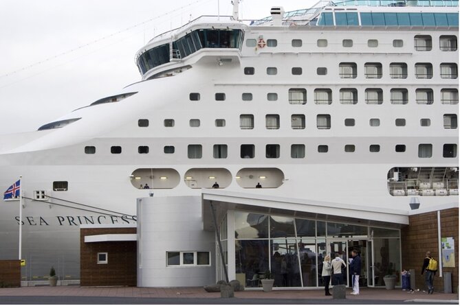 Private Transfer from Cruise Ship Port to Keflavik Int. Airport - How the pickup works at the Reykjavik cruise terminal