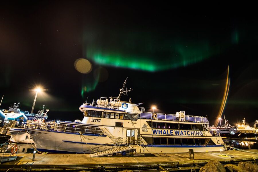 Reykjavik: 2-Hour Northern Lights by Boat with Backup Plan - Searching Faxaflói Bay for aurora, with a guide doing the heavy lifting