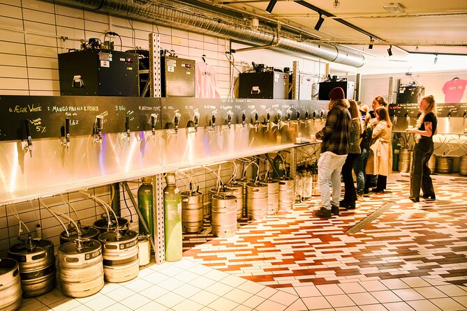 Reykjavík All In One Food Tour - Eat, Drink & Explore with Locals - A statue story break, then straight to the famous hot dog
