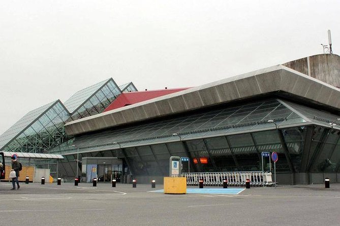 Reykjavik area to Keflavik Private Luxury Airport Transfer - Arrival at Keflavik International Airport, and why timing is everything