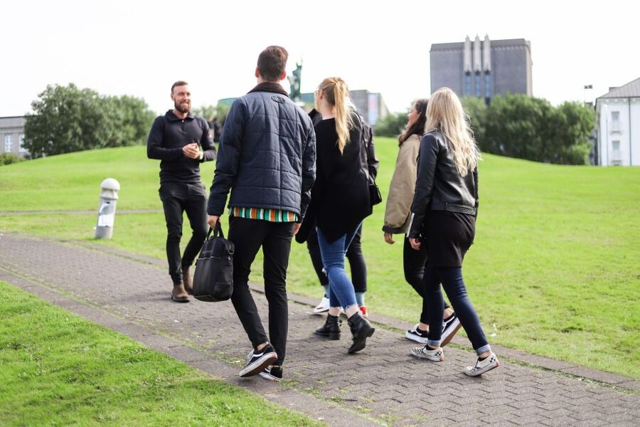 Reykjavik: Evening Icelandic Food and Drink Tour - Guides Are the Difference, From Quick Wits to Real Friend Vibes