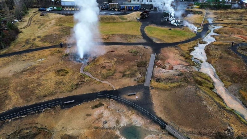 Reykjavík: Golden Circle, 2 Geysers & Geothermal Bakery Tour - Pickup, group size, and how the day feels (8 to 11 hours)