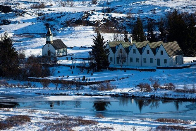 Reykjavik: Golden Circle and Northern Lights Small-Group Tour - The Golden Circle crater stop at Kerið: quick, visual, and photo friendly
