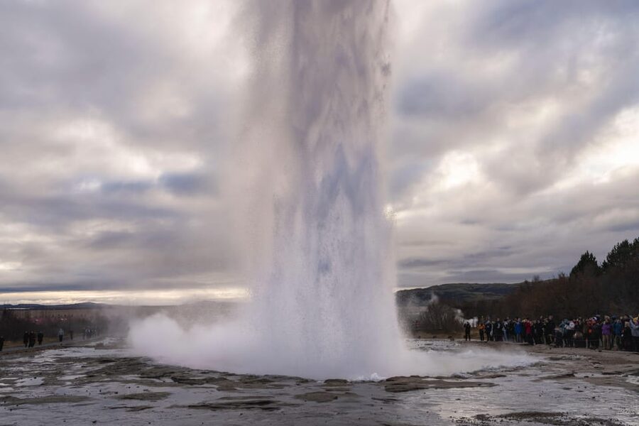 Reykjavík: Golden Circle and Silfra Snorkeling Combo Tour - Guides and photo moments: you get cared for, not rushed