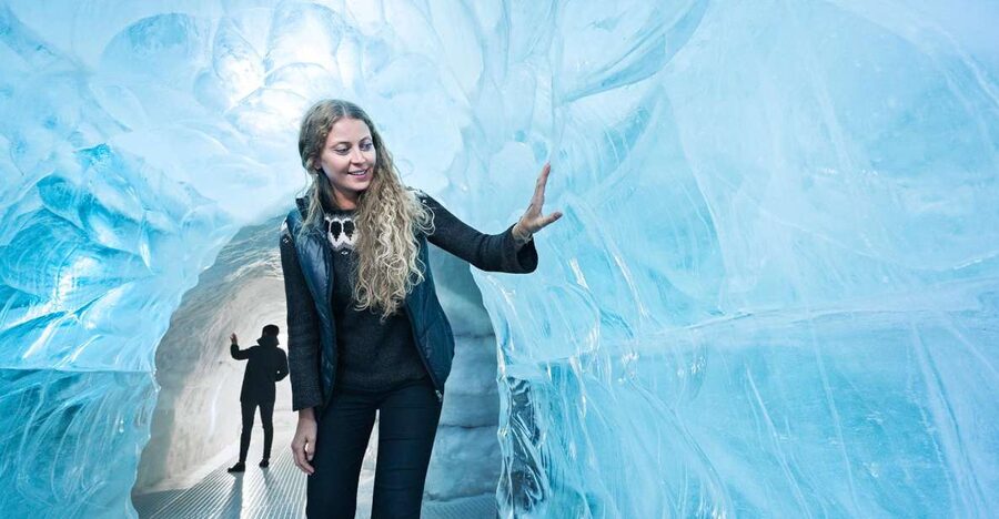 Reykjavík: Golden Circle Tour & Perlan Museum Tour - Geysir geothermal area and Strokkur: timing your photos without stressing out