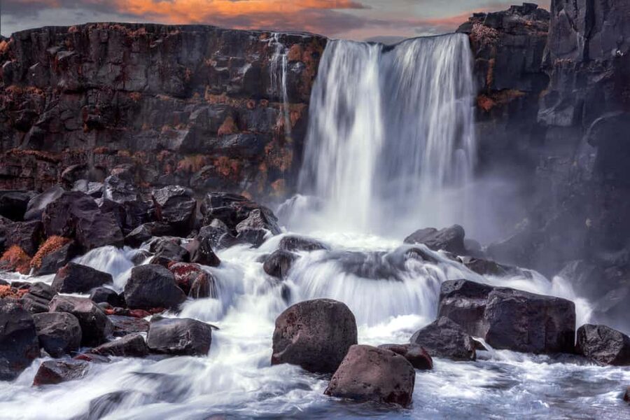 Reykjavik: Golden Circle & Waterfalls in Chinese冰岛黄金圈中文一日团 - Kerið Crater: the blue water and red slopes that start the day strong