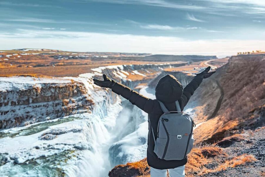 Reykjavik: Golden Circle & Waterfalls in Chinese冰岛黄金圈中文一日团 - Getting on the new coach: onboard WC, Wi-Fi, and real timing
