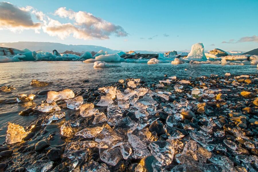 Reykjavik: Jokulsarlon Glacier Lagoon & Diamond Beach Tour - The Bus Ride Between Stops: What to Do With All That Time