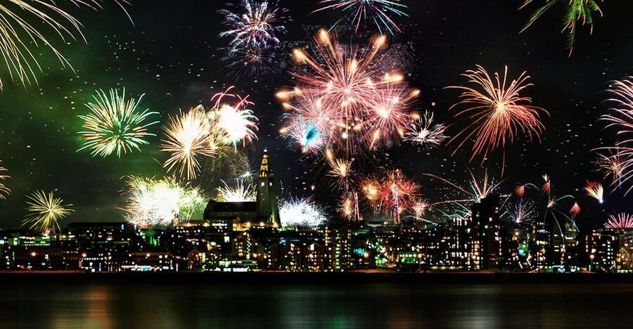 Reykjavik: New Years Fireworks Midnight Cruise - Midnight Fireworks From the Sea on Amelia Rose