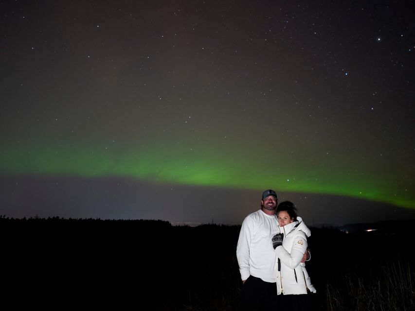 Reykjavik: Northern Lights Tour w/Pro Photos - Small Group - Cold-weather comfort: hot chocolate, cookies, and staying patient