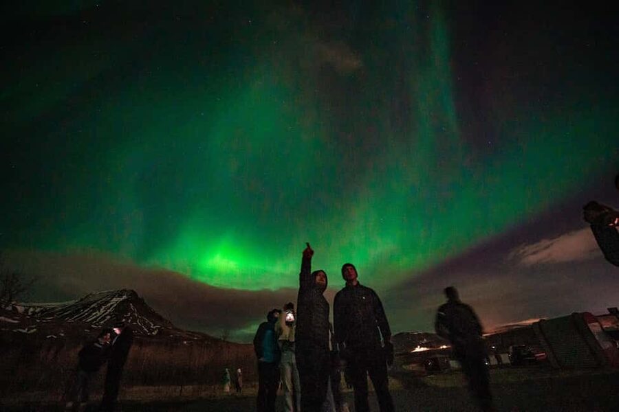 Reykjavik: Northern Lights Tour with Free Photos & Hot Cocoa - Photography coaching that focuses on doing, not just watching