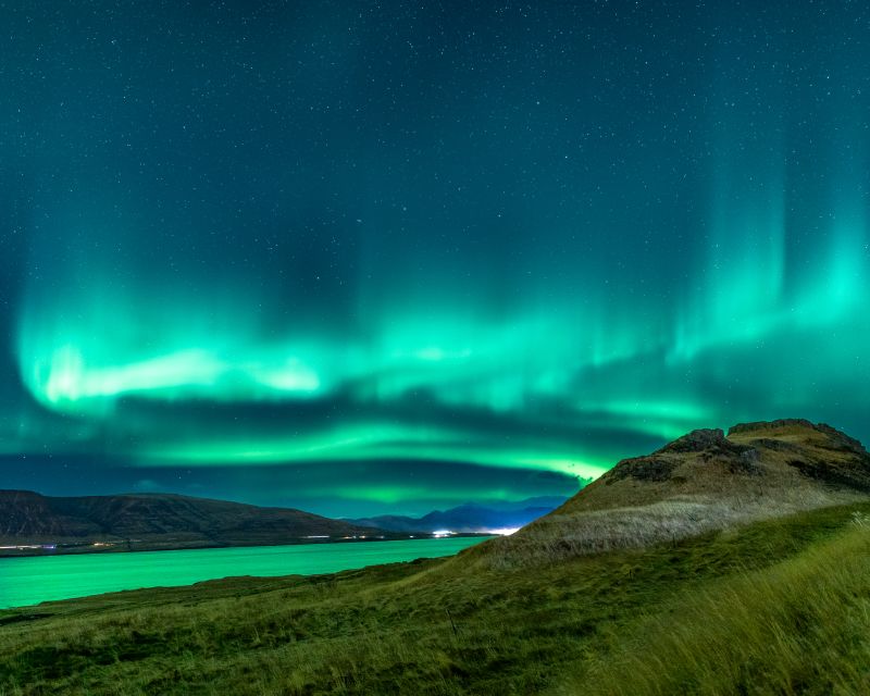 Reykjavik: Northern Lights Tour with Free Photos & Hot Cocoa - Price and value of a $124, 4-hour guided aurora hunt