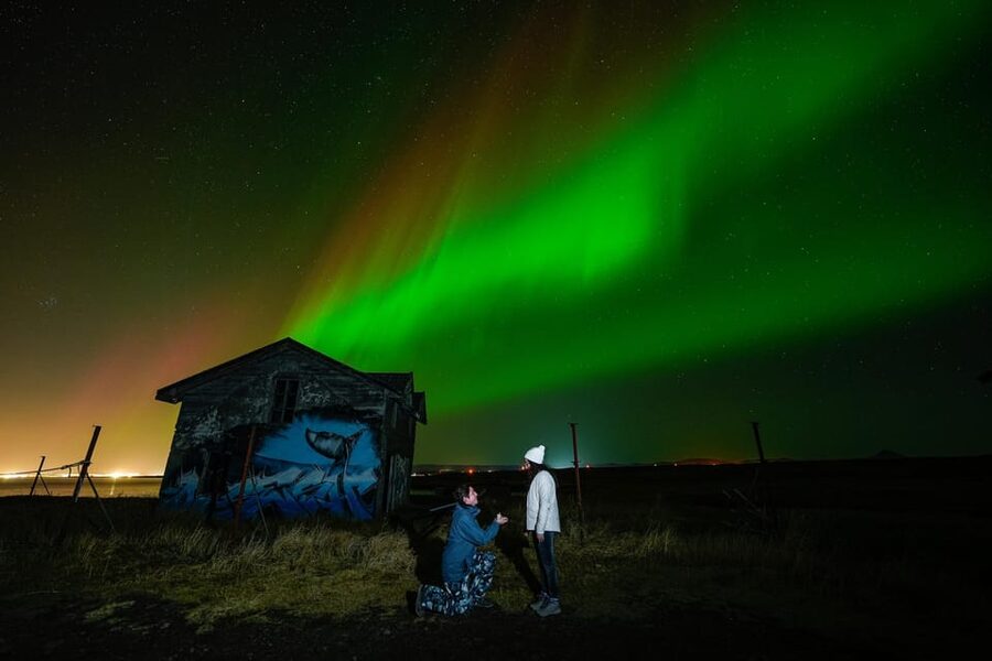 Reykjavik: Northern Lights Tour with Private Photographer - A 5-hour rhythm: pickup, dark-sky viewing, and the trip back