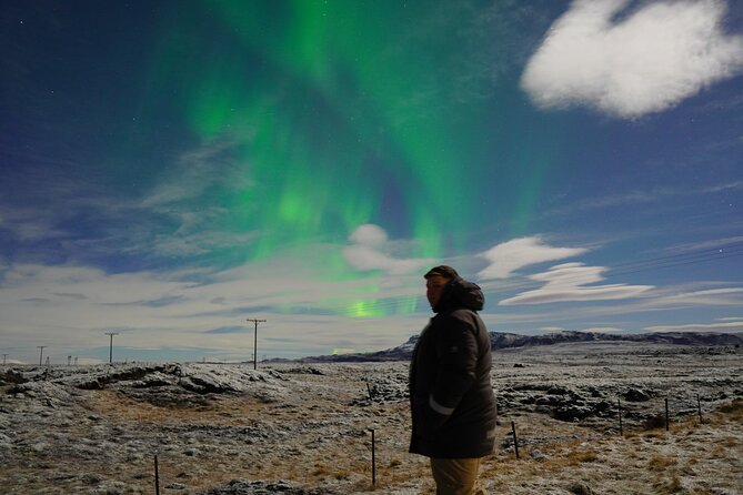 Reykjavik Northern Lights Tour with Pro Aurora Photos Small Group - Professional aurora photos: what you get and why they can look different than your eyes