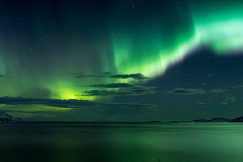 Reykjavik: Northern Lights with Icelandic Treats - The ride out: 30 minutes of transport and a longer search phase