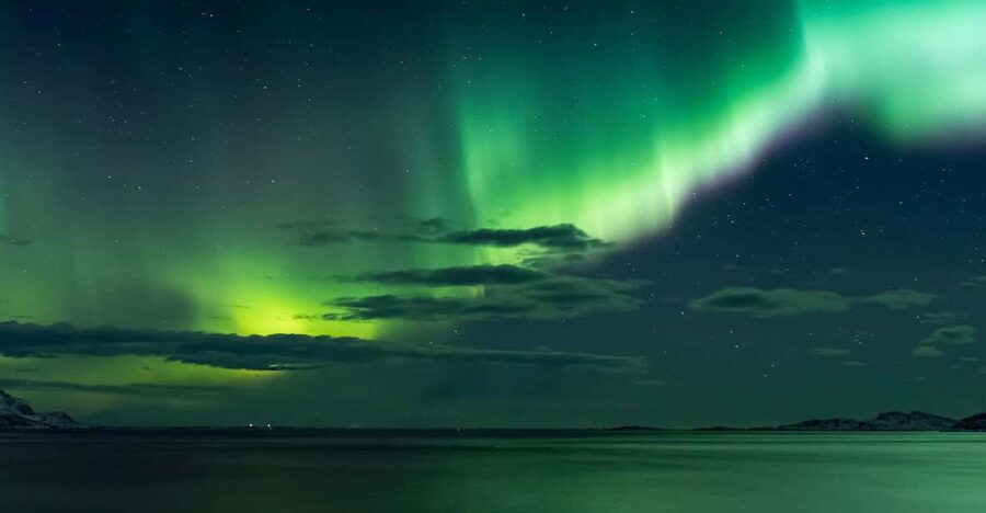 Reykjavik: Northern Lights with Icelandic Treats - Pickup in Reykjavik: meeting point reality at night