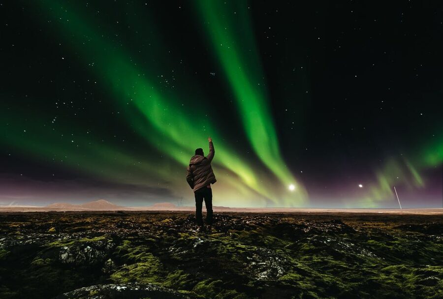 Reykjavik: Premium Northern Lights Tour with Free Photos - The warm ups matter: hot chocolate, cinnamon buns, and wool blankets