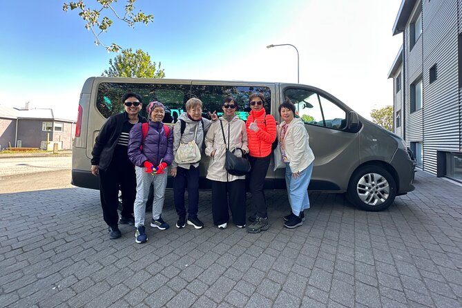 Reykjavik: Private Keflavik Airport to Hotel Transfer: upto 8 PAX - How flight delays and early landings change your pickup time