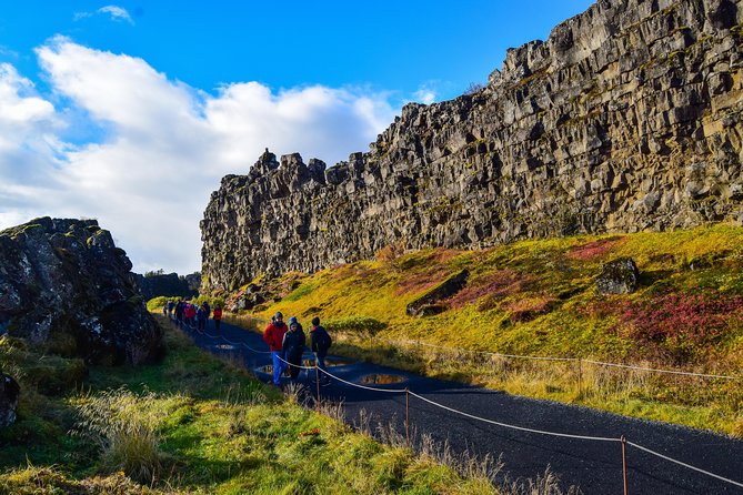 Reykjavik: The Lava Tunnel and Golden Circle Small-Group Tour - Gullfoss: fast, photogenic, and very Iceland in 3 minutes