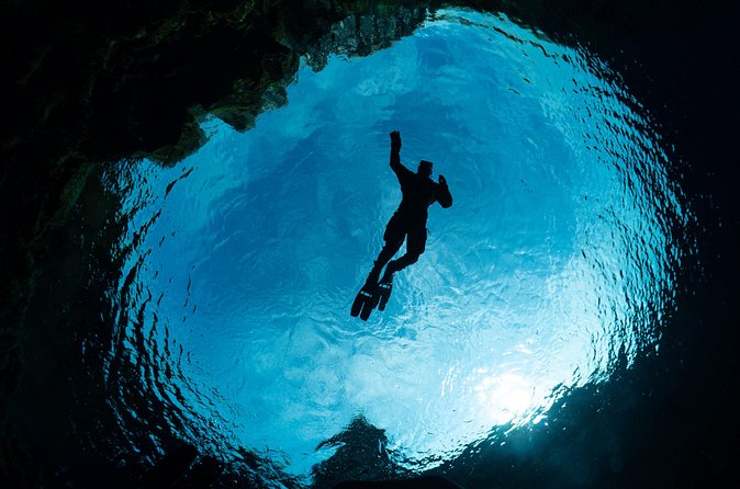 Silfra Snorkel - Between Continents - When Quality Matters - Group size and guide style: why Héðinn’s method matters
