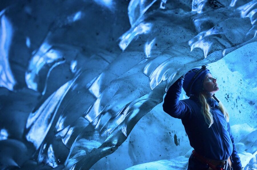 South Coast Iceland: 2-Day Blue Ice Cave & Jokulsarlon Tour - Black sand beach and Jökulsárlón: the icebergs do the work
