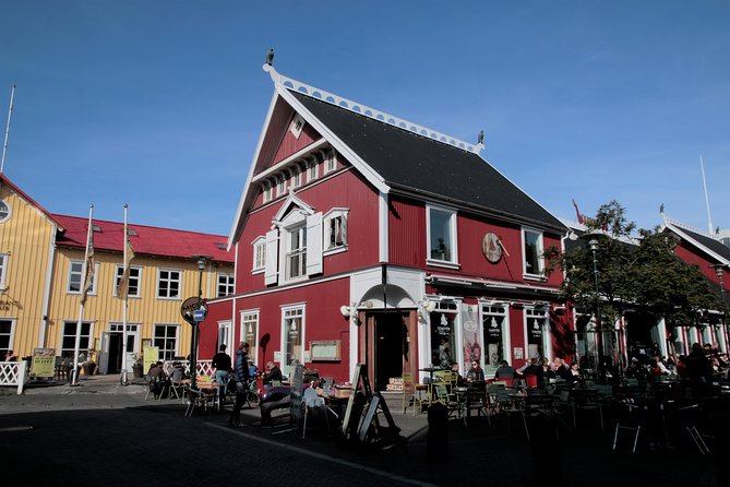 Walking tour of Reykjavik city - Laugavegur and the street art side quests